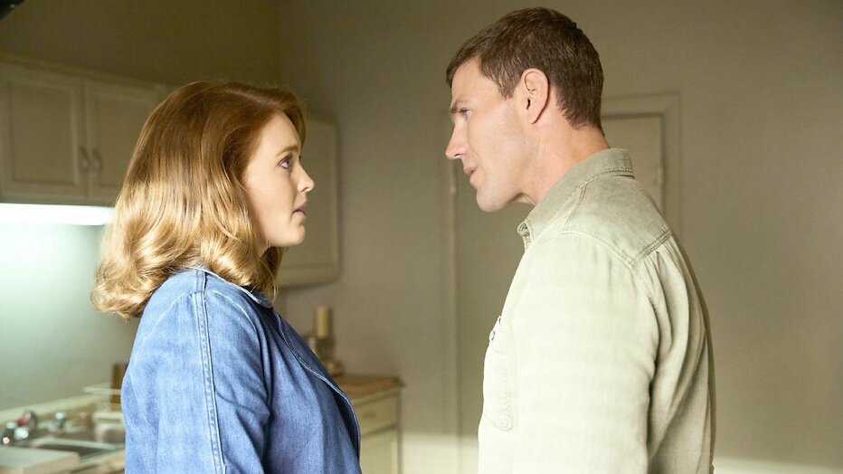 Kathleen Kenny en Austin Stowell in NCIS: Origins