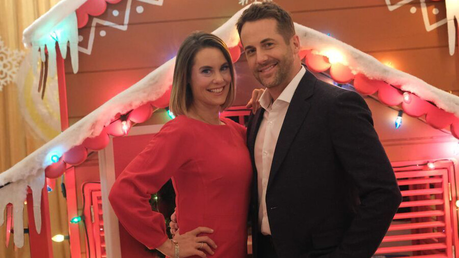 Ashley Williams en Niall Matter in Never Kiss a Man in a Christmas Sweater