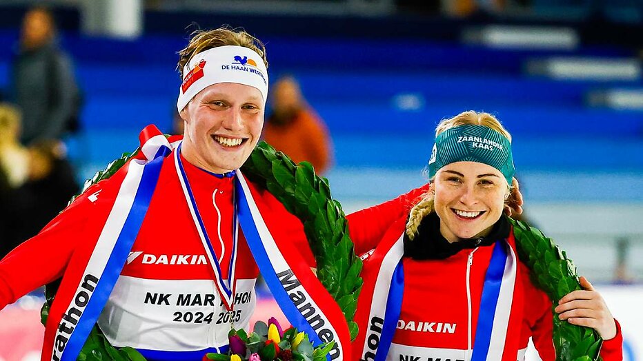 Christiaan Huijsjes en Marijke Groenewoud tijdens NK Marathonschaatsen