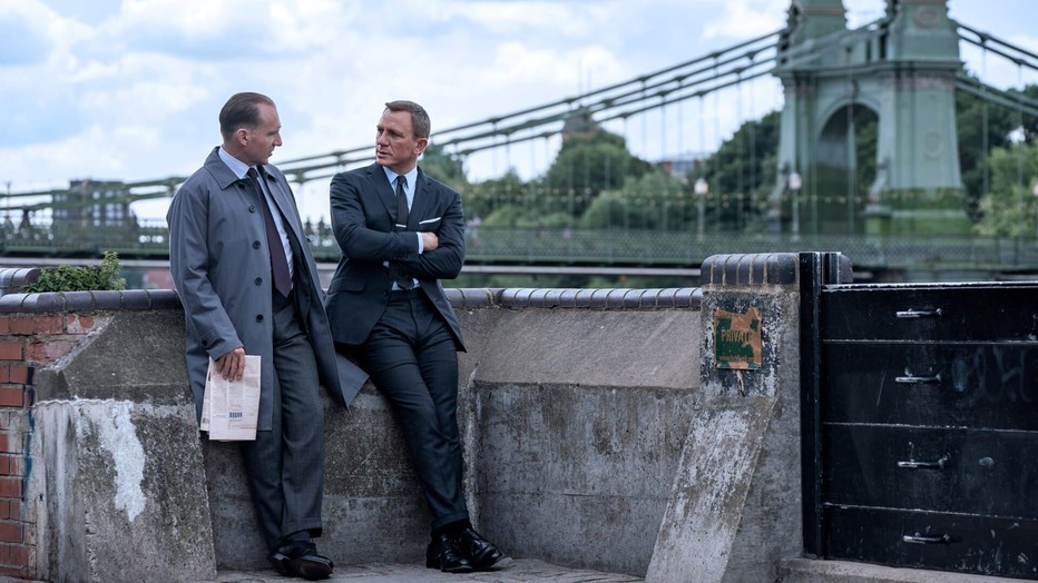 Ralph Fiennes en Daniel Craig in No Time to Die