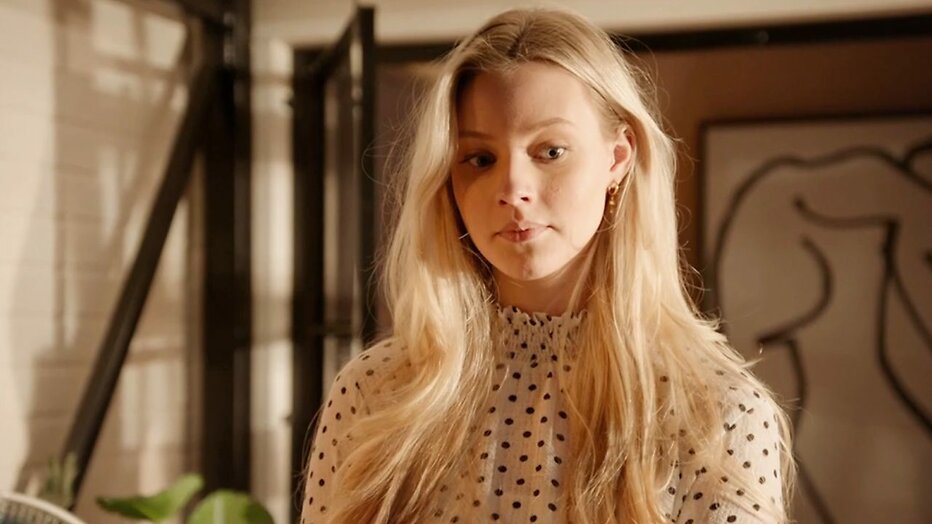 Noa Jacobus als Nola Sanders