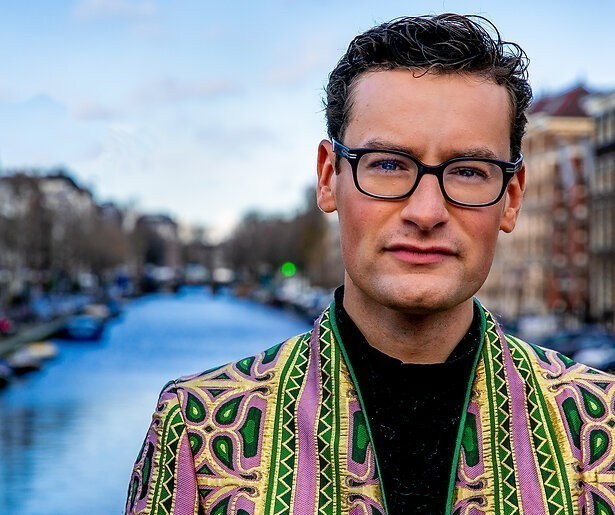 Splinter Chabot doet weer live-verslag van Canal Parade Amsterdam voor de NPO