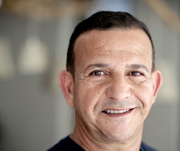 Najib Amhali vertelt over zijn filmregiedebuut: 'Was best zenuwachtig'