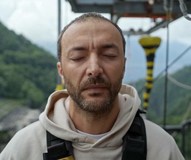 Nasrdin Dchar geconfronteerd met angst voor hoogte in The Life Trail