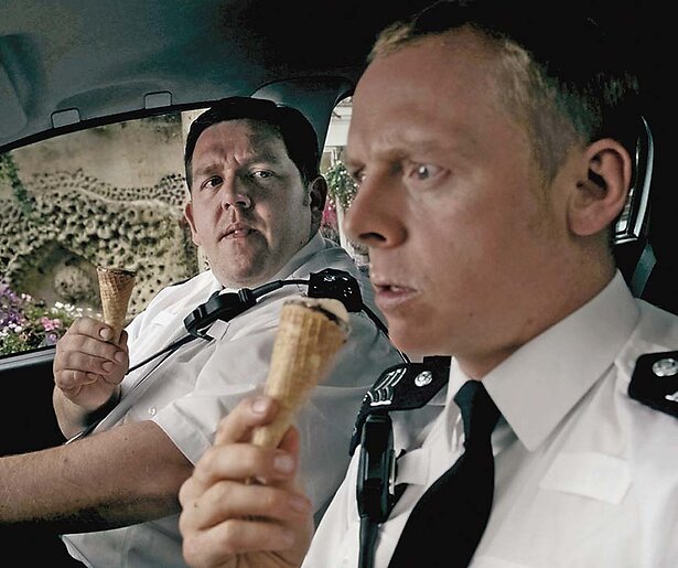 Simon Pegg en Nick Frost proberen de boel veilig te houden in Hot Fuzz