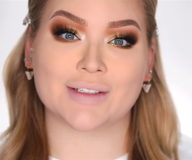 Videosnack: NikkieTutorials goes Dutch