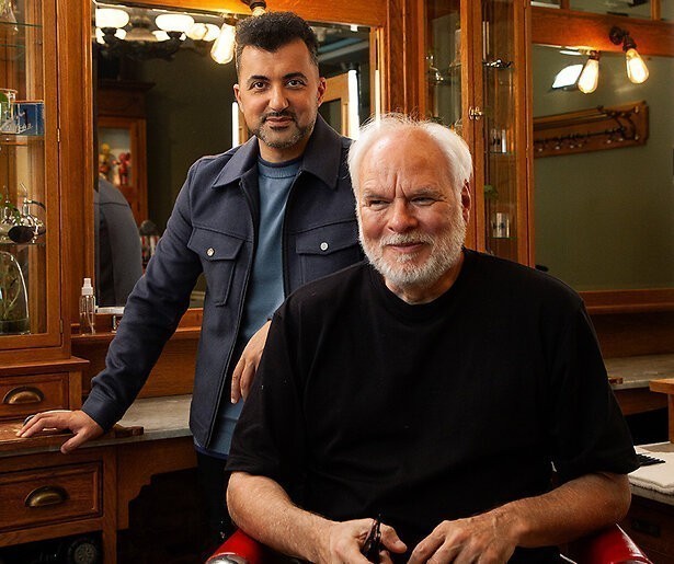 De TV van gisteren: 489.000 kijkers zien Nico Dijkshoorn bij Özcan Akyol terugblikken op DWDD-debuut