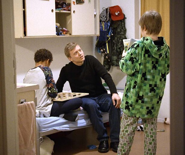 Nicolaas Veul weet niet zo goed wat hij moet met één van de bewoners in Een Valse Start