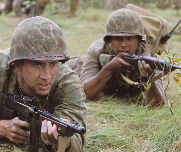 Nicolas Cage moet een Navajo-indiaan beschermen in Windtalkers