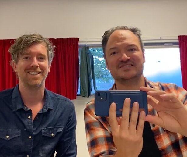 Mag dit? Niels buffelt vrouwelijke collega plat op de snuit