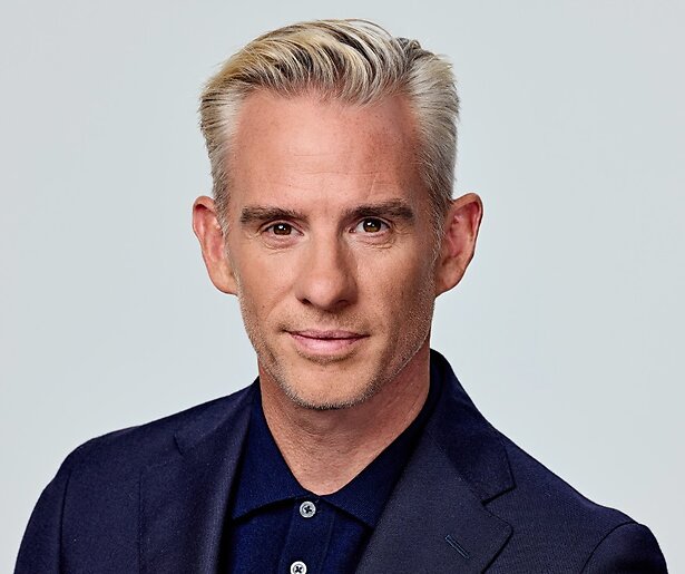 Presentator Art Rooijakkers moet zijn werk opnieuw tijdelijk neerleggen door stembandproblemen