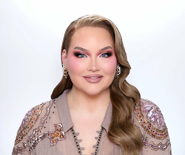 Nikkie de Jager deelt namens Nederland de Songfestival-punten uit