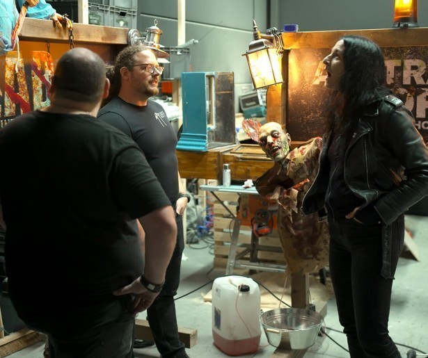 Raven van Dorst ontmoet in Nachtdieren iemand die spookhuizen maakt