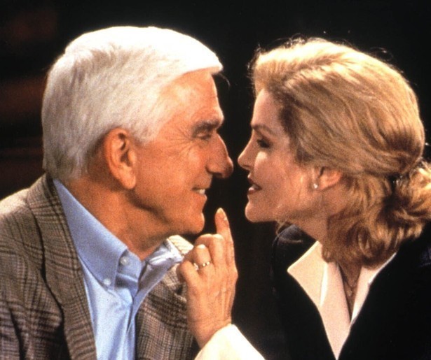Leslie Nielsen heeft in Naked Gun 33 1/3: The Final Insult één doel: de Oscars redden
