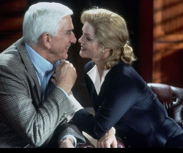 Leslie Nielsen moet weer eens aan de bak in Naked Gun 33 1/3: The Final Insult