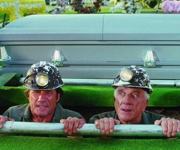 Leslie Nielsen lacht als laatste in Naked Gun 33 1/3: The Final Insult
