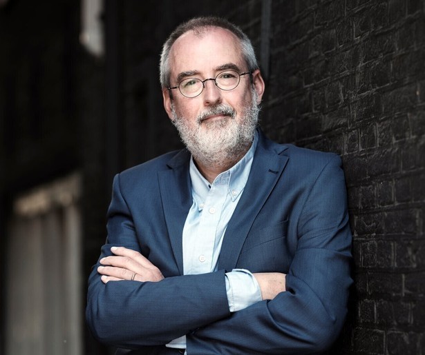 Ronald Giphart leest 'De Reünie' voor tijdens de Nationale Voorleeslunch 2023