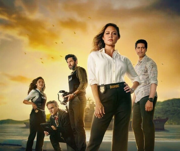 De agenten uit NCIS: Hawaii gaan undercover in een restaurant om een huurmoordenaar op te sporen