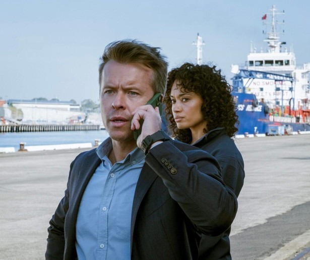 Dokter Roy krijgt in NCIS: Sydney te maken met een gijzeling in een hondencafé