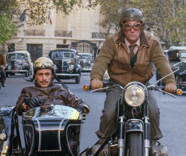 Gael García Bernal moet een communistische dichter arresteren