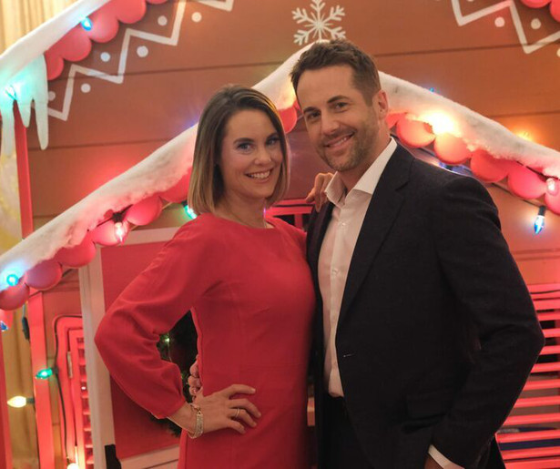 Ashley Williams en Niall Matter botsen behoorlijk in Never Kiss a Man in a Christmas Sweater