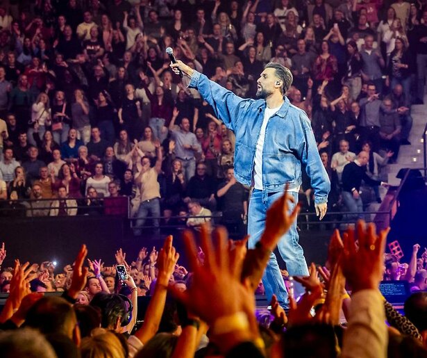 Zo kijk je live vanaf de bank naar De Vrienden van Amstel LIVE 2025