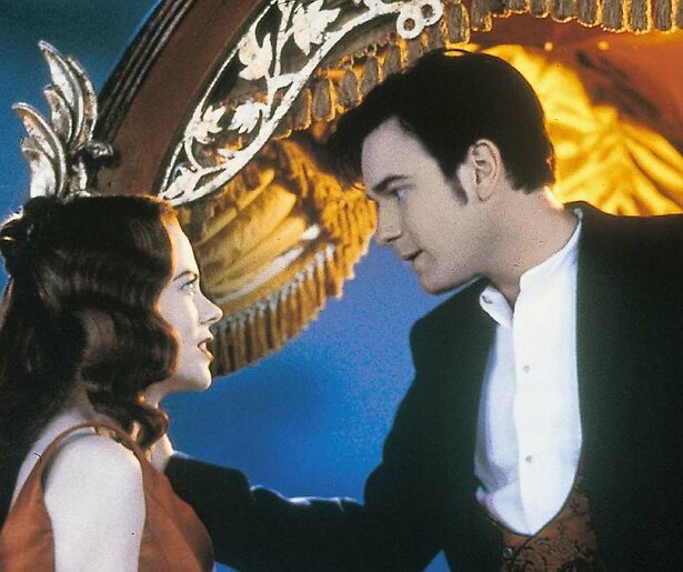 Nicole Kidman en Ewan McGregor laten zich van hun meest muzikale kant zien in Moulin Rouge!