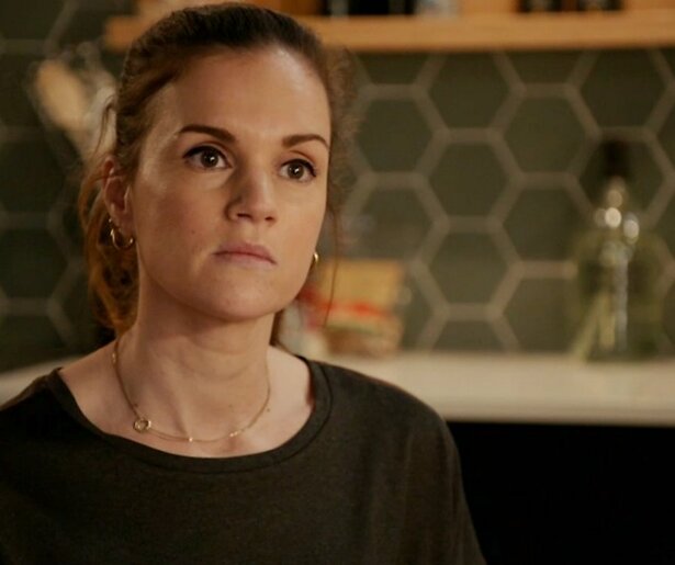 Nina probeert Nola nog eenmaal op andere gedachten te brengen in GTST