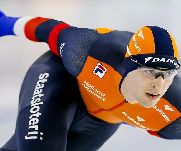 Alle ogen zijn gericht op Jenning de Boo tijdens de start van de NK afstanden in Thialf