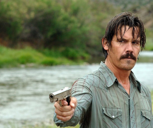 De doodenge Javier Bardem jaagt op Josh Brolin in No Country for Old Men