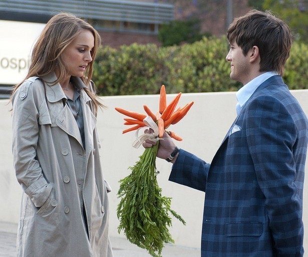Ashton Kutcher deelt het bed met Natalie Portman in No Strings Attached