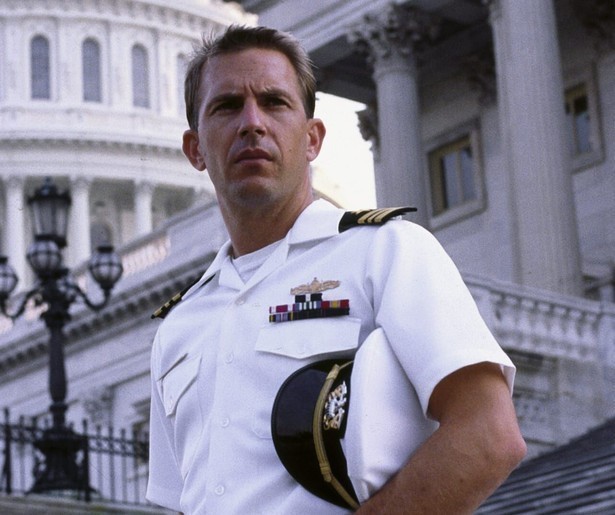 Kevin Costner moet zichzelf zien vrij te pleiten in No Way Out