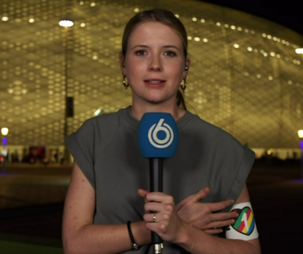 Noa Vahle met OneLove-band op televisie in De Oranjewinter