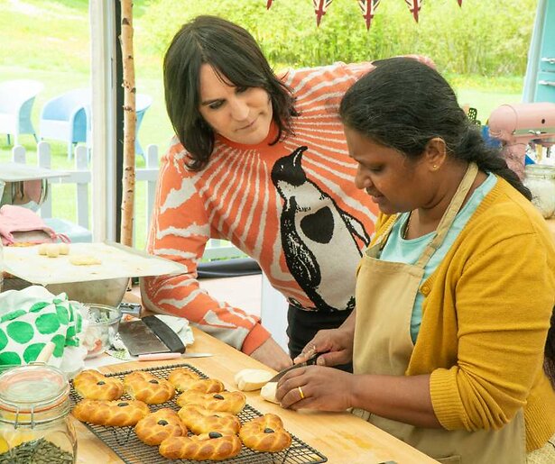 Noel Fielding houdt ook deze aflevering van The Great British Bake Off weer alles in de gaten