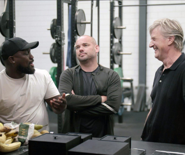 Wesley Sneijder gaat er helemaal voor in Nog Eén Keer Fit