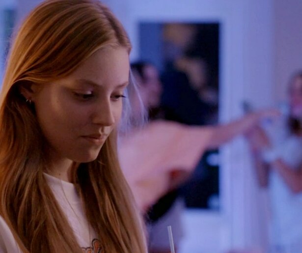 Nola's logeerpartijtje wordt bruut verstoord in Goede Tijden, Slechte Tijden