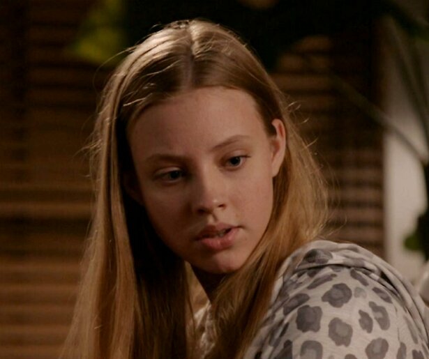 Nina maakt zich zorgen om Nola in Goede Tijden, Slechte Tijden