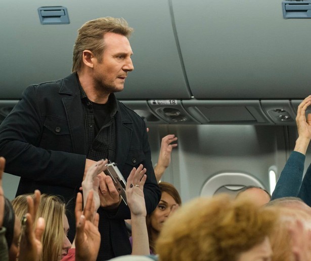 Liam Neeson moet de mysterieuze app'er zien te vinden in Non-Stop
