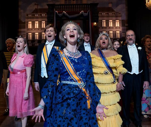 Noortje Herlaar vertelt je alles wat je moet weten over Koningshuis de Musical