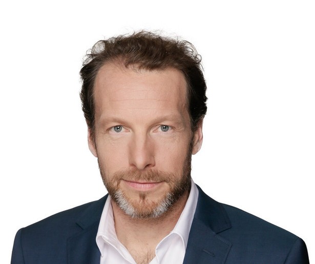 Herman van der Zandt praat met deskundigen over waterveiligheid in Watersnoodjournaal