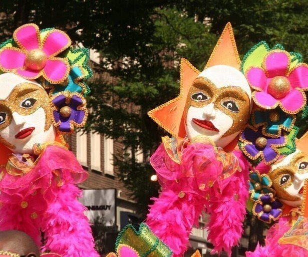 Energiek, vrolijk, kleurrijk: NOS doet verslag van Zomercarnaval Rotterdam 2024