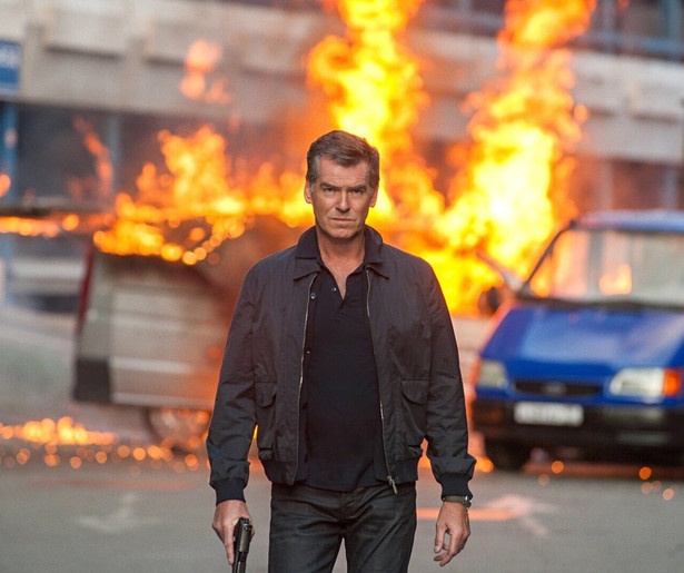 Pierce Brosnan kan het nog steeds in November Man