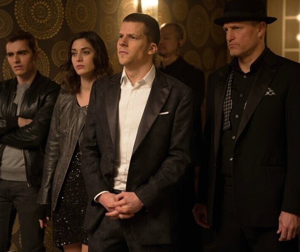 Jesse Eisenberg tovert een bankkluis leeg in Now You See Me