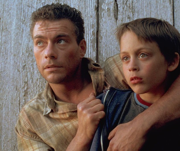 Ontsnapte gevangene Jean-Claude Van Damme beschermt een weduwe in Nowhere to Run