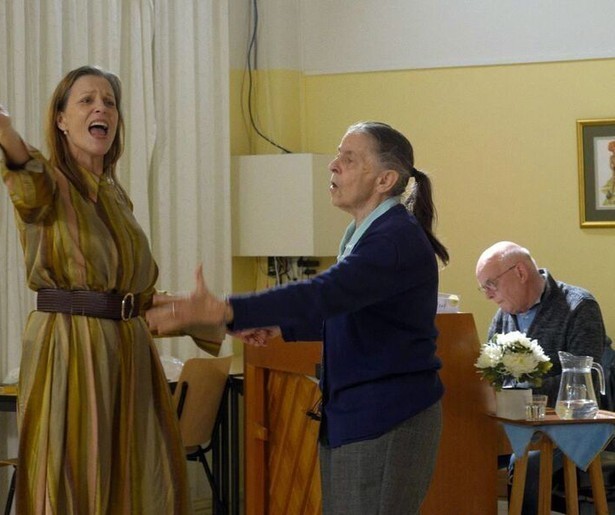 Frenk van der Linden laat in Het Muziekmedicijn zien wat muziek voor mensen met dementie doet