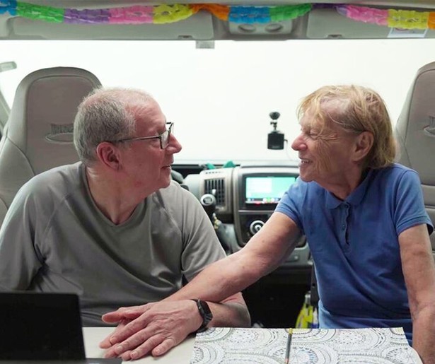 Hans en Will maken een bijzondere reis in de NPO Doc: Ons Campertje