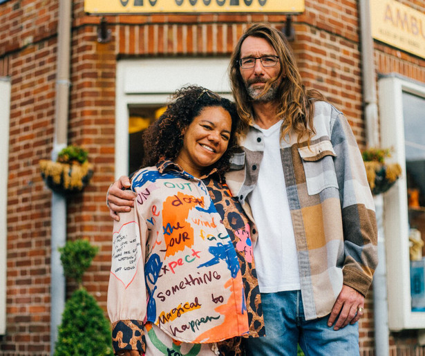 De NPO Doc Tortelduifjes volgt het bijzondere verhaal van dierenwinkelier Dennis