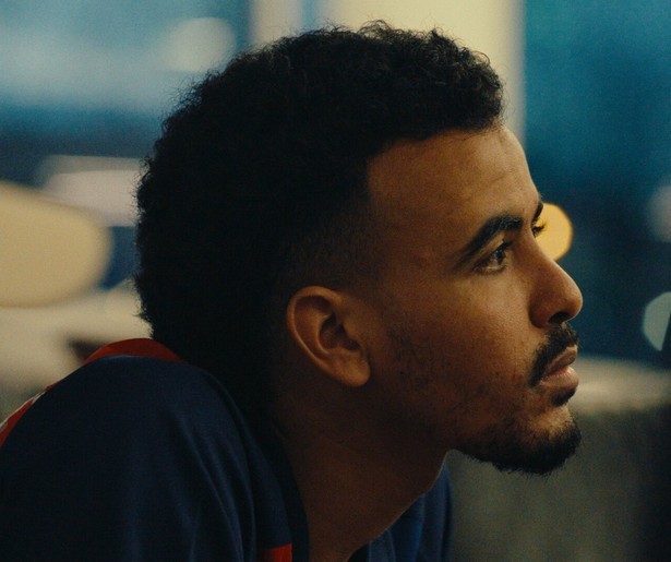 De uit Oekraïne gevluchte en Noord-Afrikaanse Salem (25) doet zijn verhaal in NPO Doc: Vagevuur