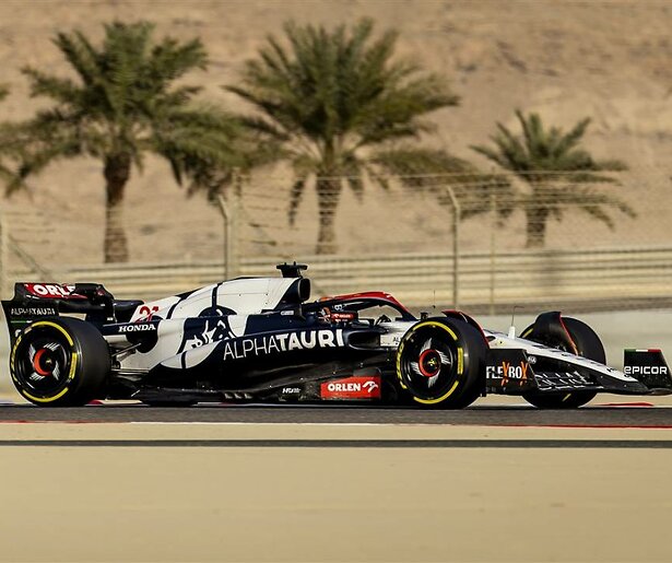 Max Verstappen en Nyck de Vries van start tijdens Grand Prix van Bahrein