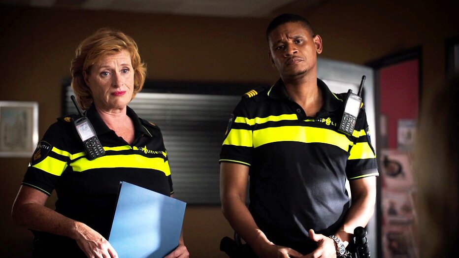 Oda Spelbos en Sergio IJssel beschermen Aya en Felix met hun leven in Flikken Maastricht